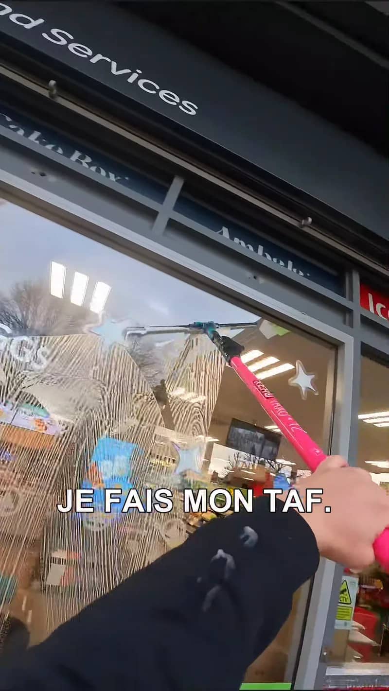 Image extraite d'une vidéo produite par G2tiktokWork : format vertical, sous-titres karaoké mot à mot sur un fond vidéo.